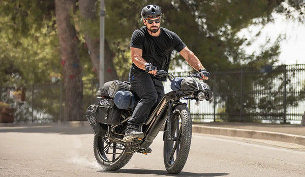 Un hombre conduce una bicicleta eléctrica Fiido Titan.
