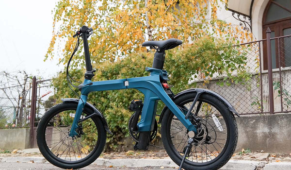 La bicicleta eléctrica Fiido X estacionada.