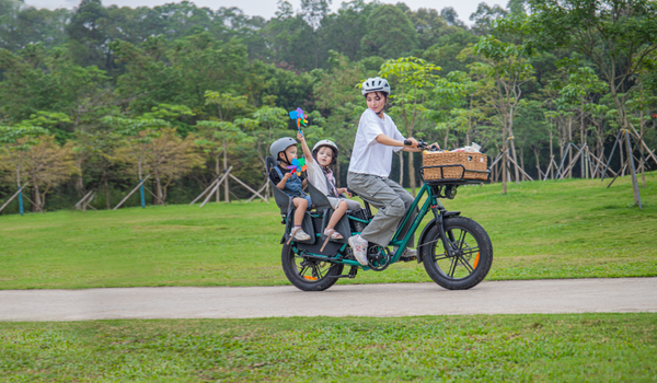 Una madre lleva a su hijo en una Fiido T2 Longtail Cargo E-bike para un viaje de primavera.