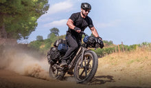Un hombre recorre las montañas a toda velocidad en una bicicleta de ruedas anchas Fiido Titan.