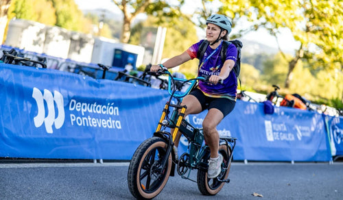 Miembro del personal de World Triathlon 2026 montando una bicicleta eléctrica Fiido M1 Pro en Pontevedra, España