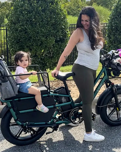 Duygu YILDIRIM part en balade avec son enfant sur un vélo électrique Fiido T2.