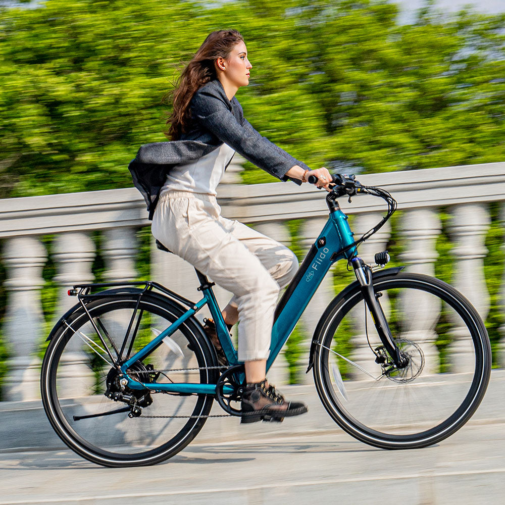  Mujer Montando la Bicicleta Eléctrica Urbana Fiido C11