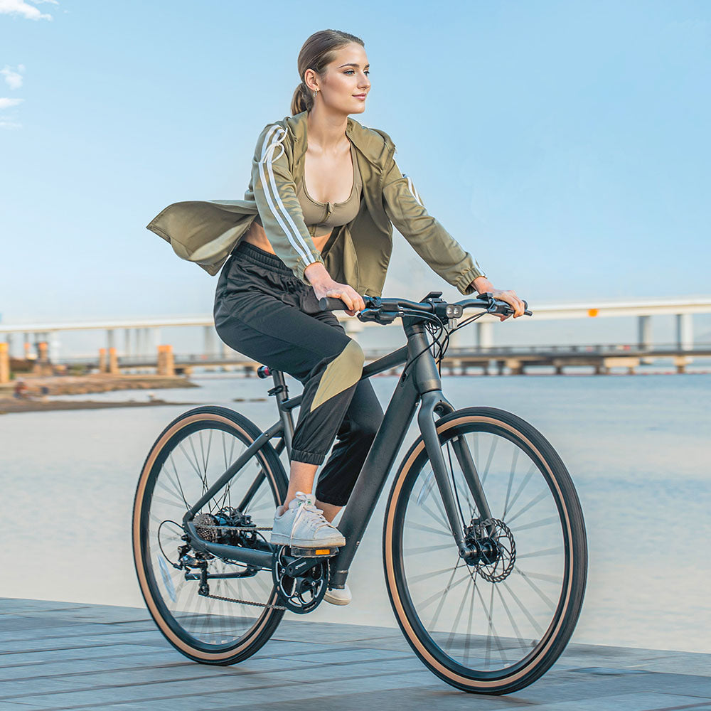 Mujer Montando la Bicicleta Eléctrica Fiido E-Gravel C21