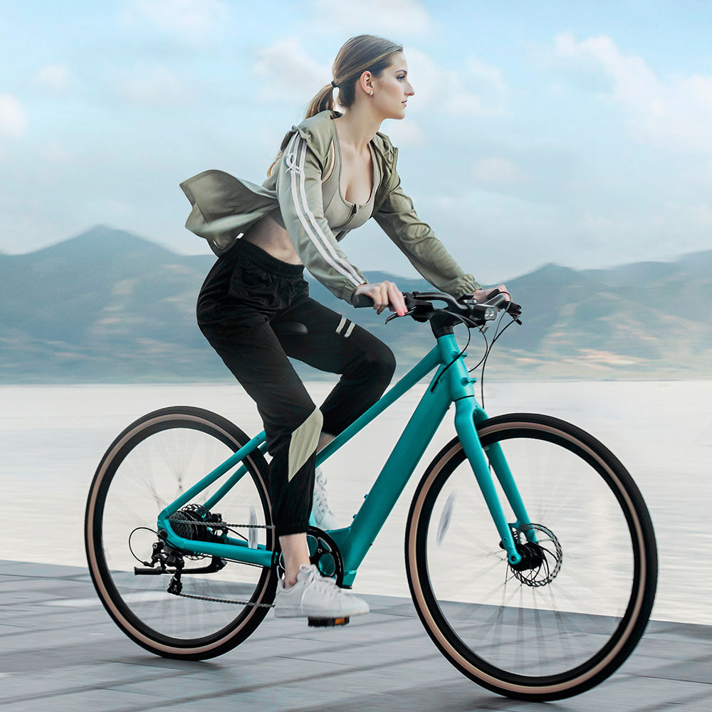 Mujer Montando la Bicicleta Eléctrica Fiido E-Gravel C22