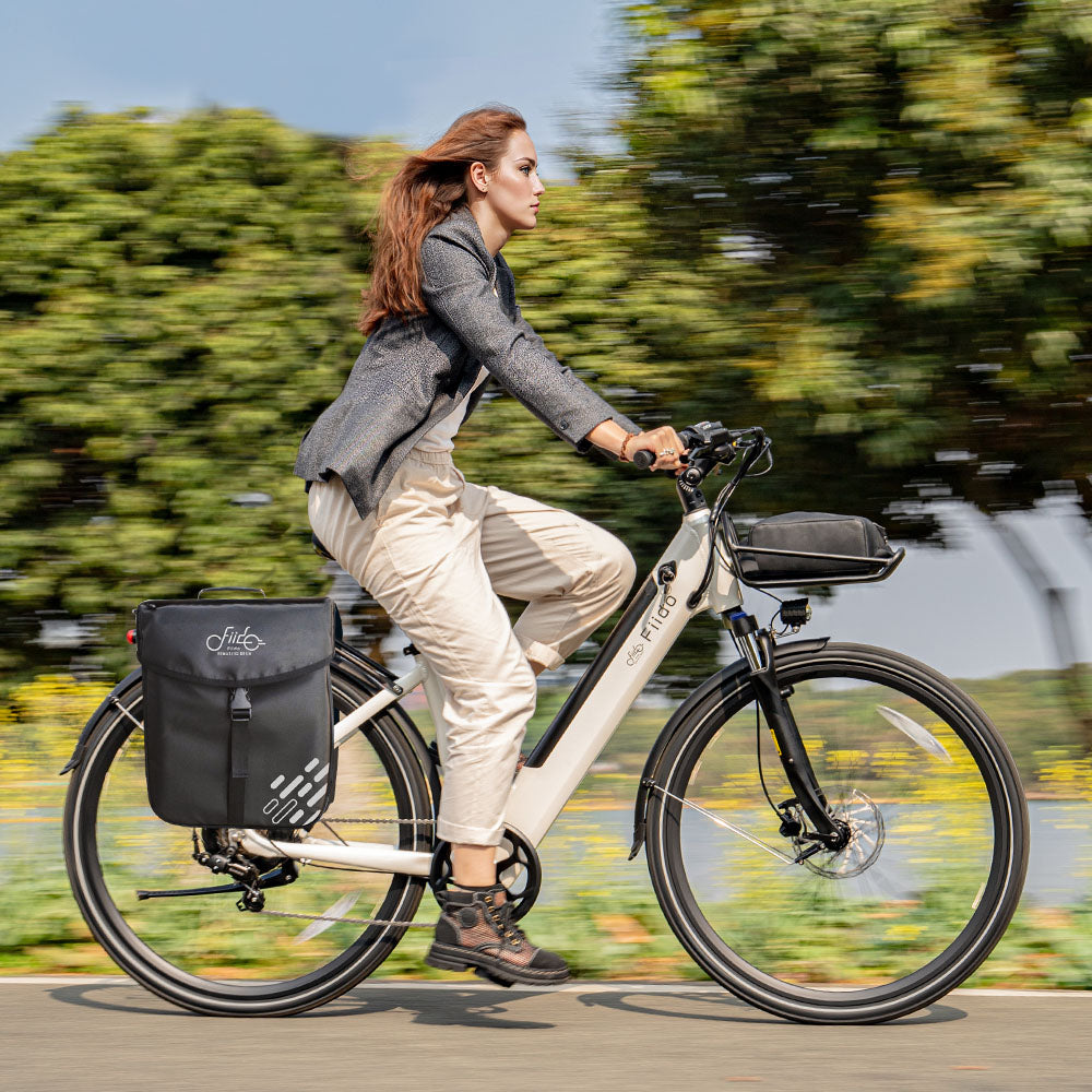 Mujer Montando la Bicicleta Eléctrica Urbana Fiido C11 con Bolsa y Cesta Delantera