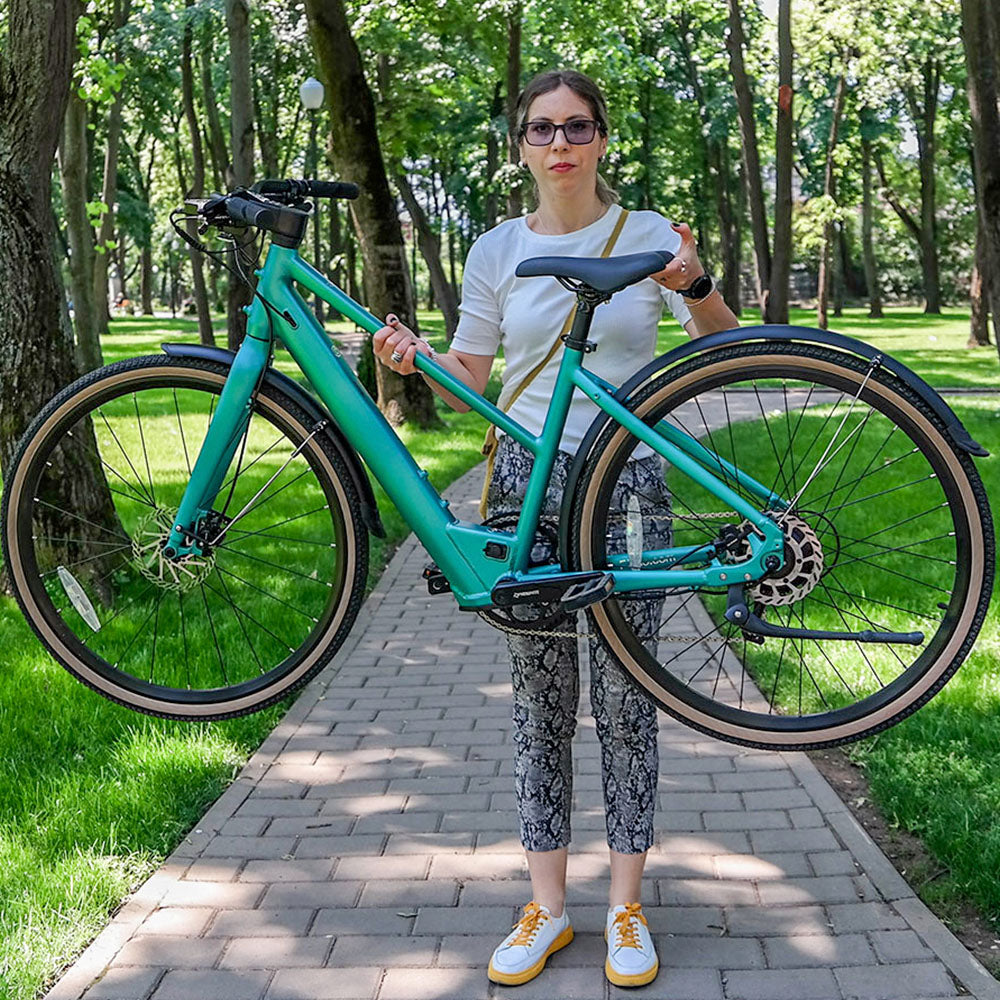 Mujer Levantando la Ligera Bicicleta Eléctrica Fiido E-Gravel C22