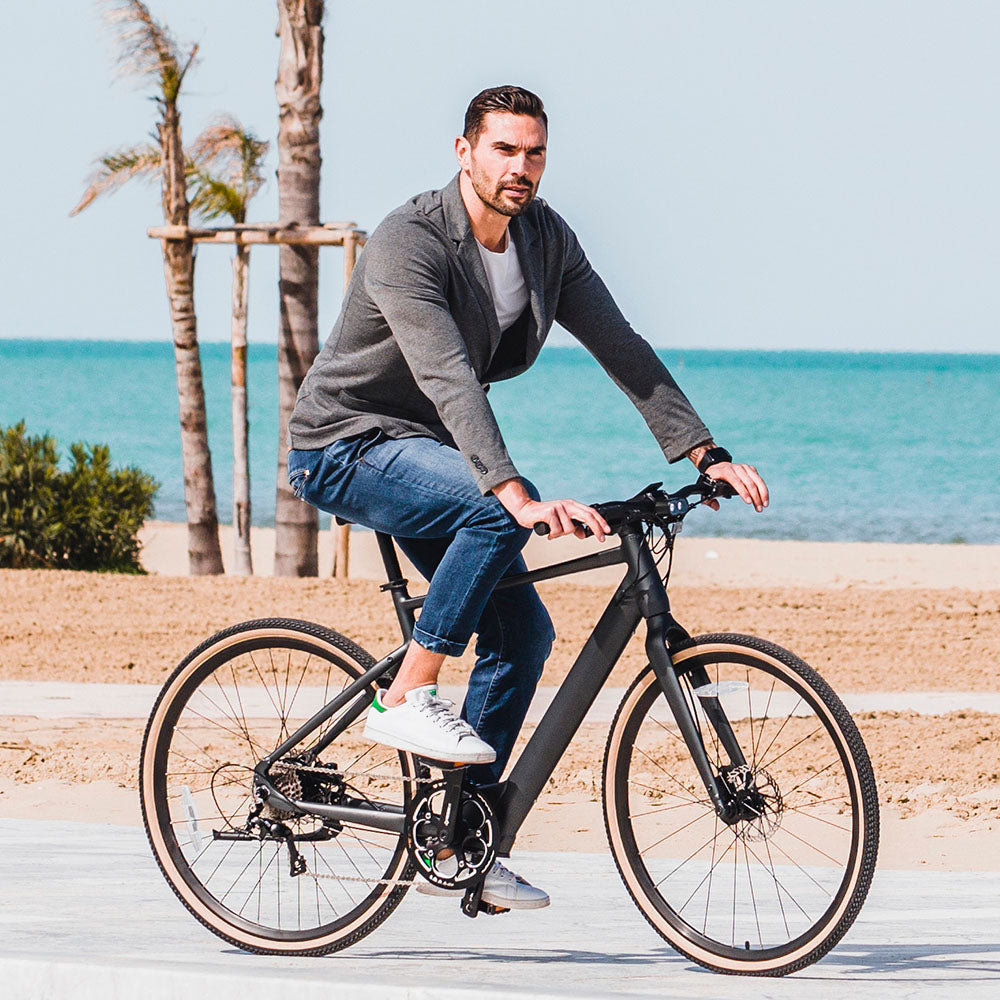 Hombre Montando la Bicicleta Eléctrica Fiido E-Gravel C21