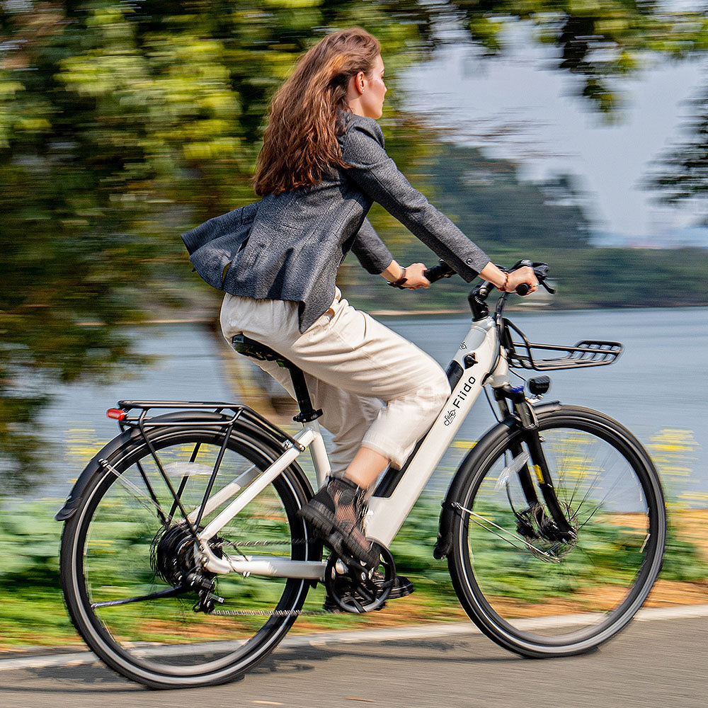 Mujer Montando la Bicicleta Eléctrica Urbana Fiido C11 Blanca