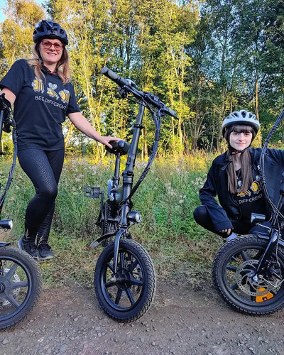 BitzyBobzy y su mejor amiga recorren un camino rural en sus bicicletas eléctricas Fiido D3 Pro.