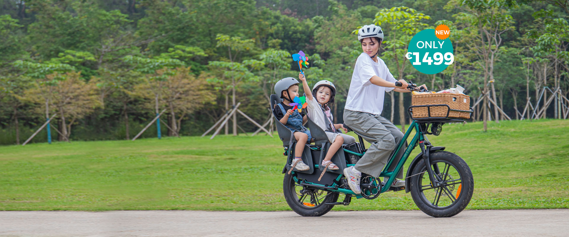 Una mujer monta una bicicleta eléctrica Fiido T2 con dos niños, quienes sostienen molinetes - pc