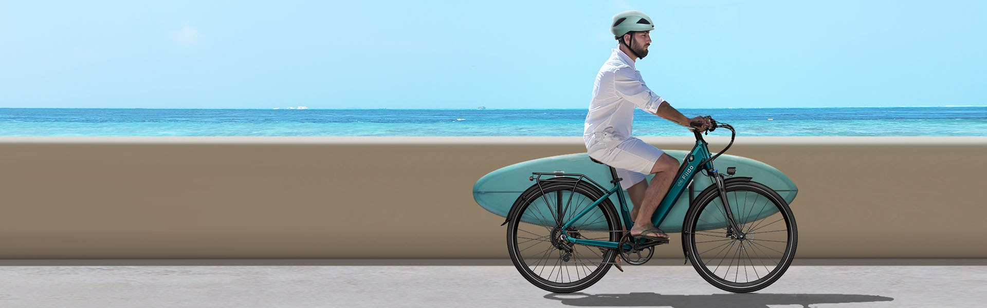 Un hombre con casco monta una bicicleta eléctrica Fiido C11 mientras sostiene una tabla de surf - pc