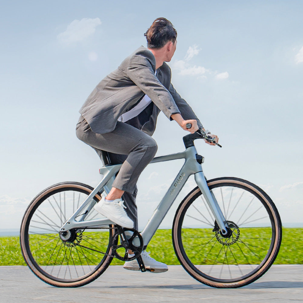 Vista lateral del hombre montando bicicleta eléctrica Fiido Air