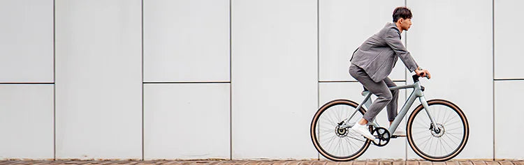 Hombre montando una bicicleta eléctrica de fibra de carbono Fiido Air