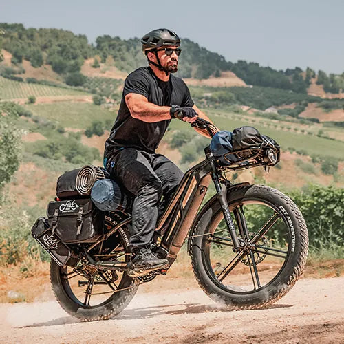 Hombre sube en una bicicleta de viaje Fiido