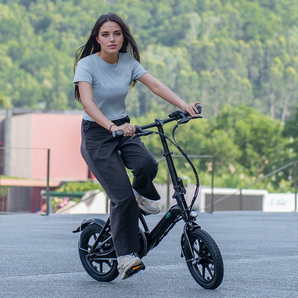 Mujer Montando Fiido D3 Pro Bicicleta Eléctrica Mini