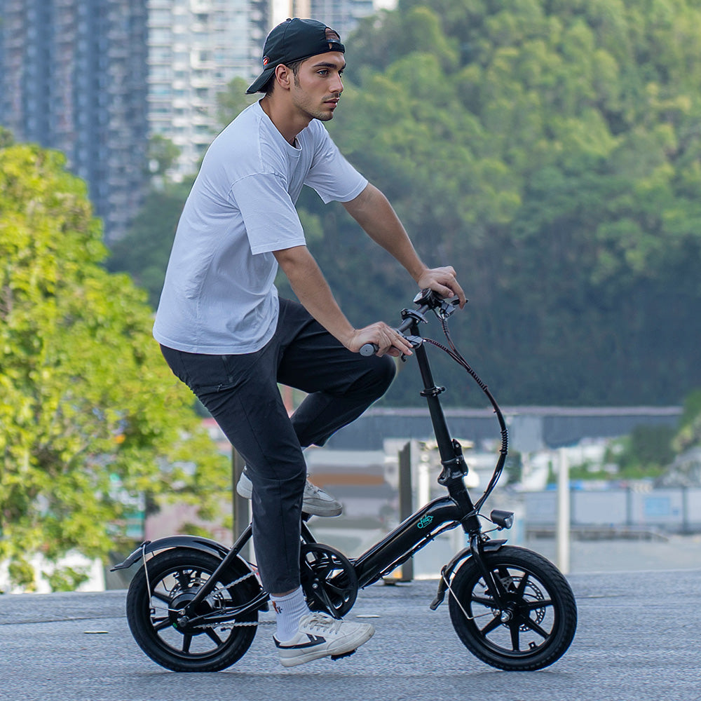 Hombre Montando Fiido D3 Pro Bicicleta Eléctrica Mini