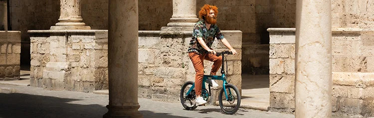 Un hombre monta una bicicleta eléctrica Fiido X para salir a divertirse