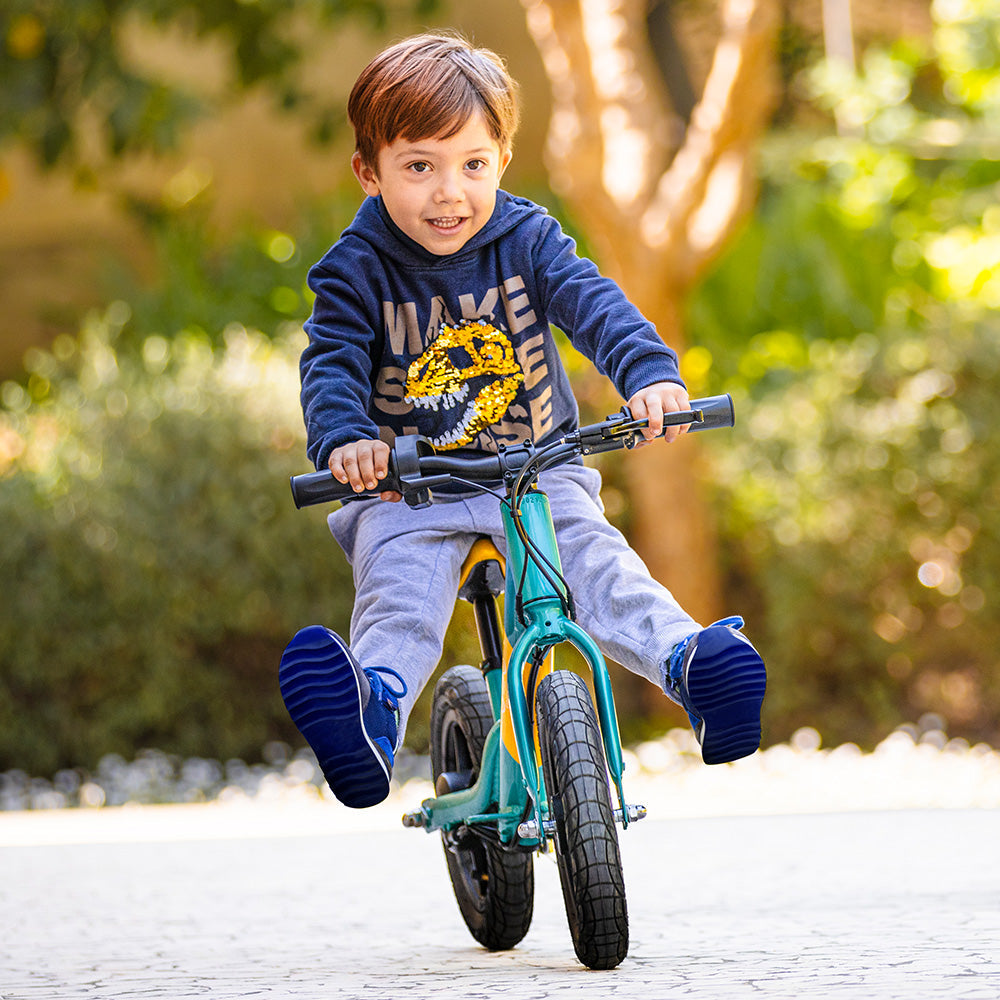 Niños montan la bicicleta eléctrica de equilibrio Fiido Kidz derrapando