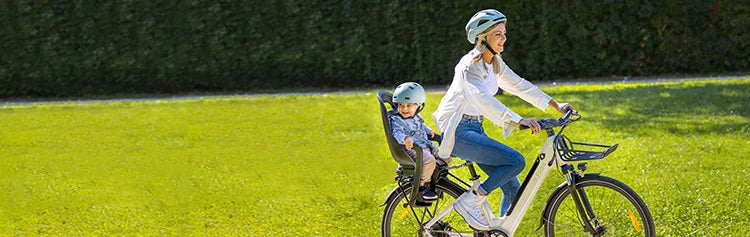 Madre monta en bicicleta eléctrica Fiido C11 con su hijo afuera