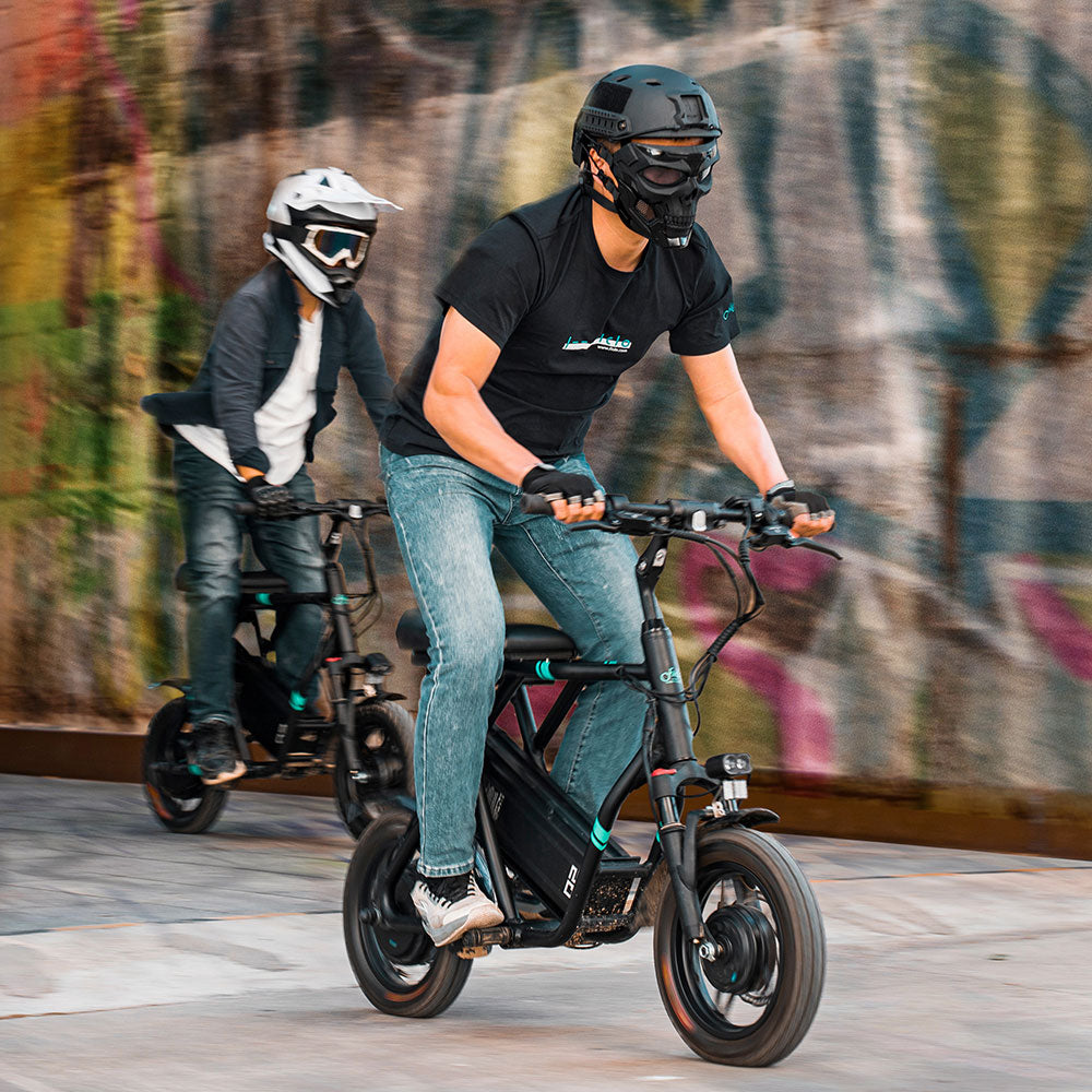 Dos hombres montan el patinete eléctrico plegable de doble tracción Fiido Q2