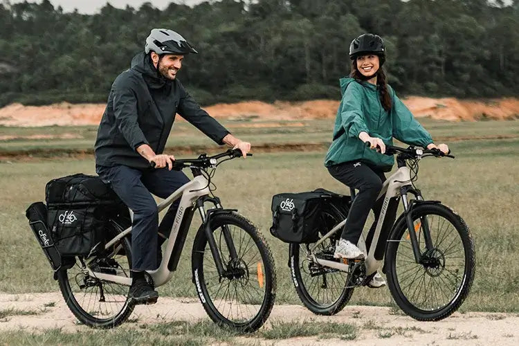 Una pareja explora la naturaleza en una bicicleta eléctrica Fiido.