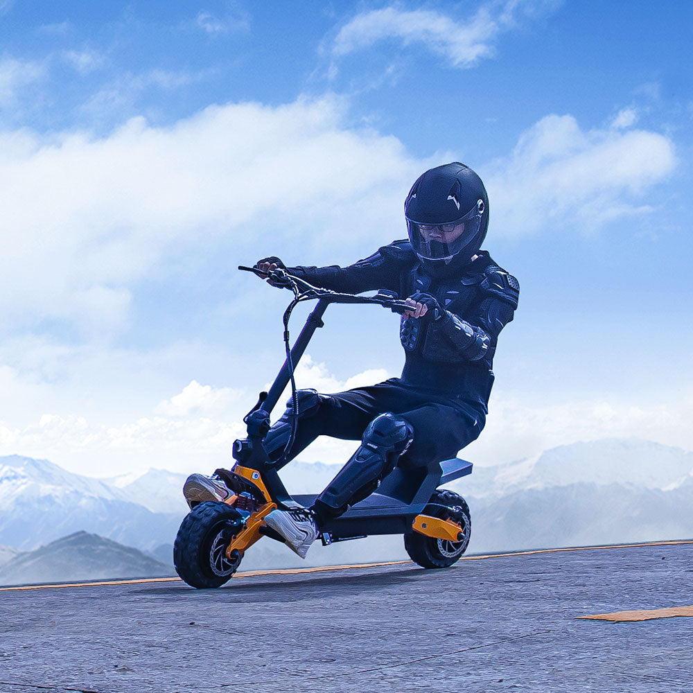 Hombre derrapa con el patinete eléctrico Fiido Beast