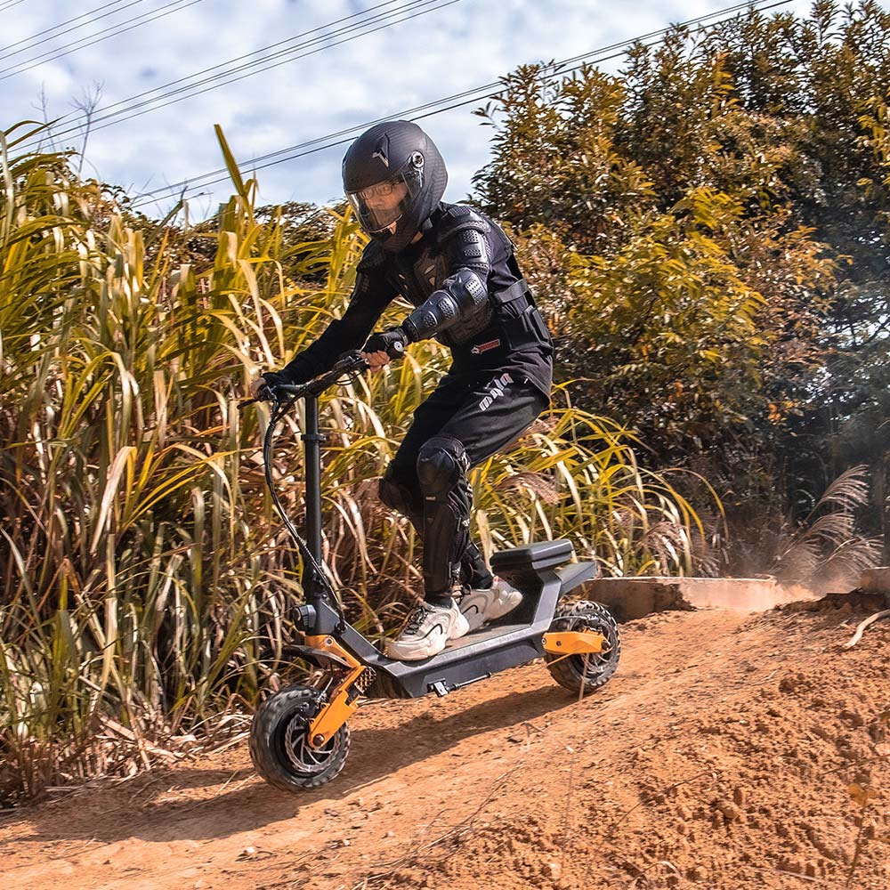 Hombre hace todoterreno con el patinete eléctrico Fiido Beast